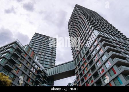 Portlands Place Luxushäuser, Hochhäuser mit Skybridge im East Village London, E20, Get Living London, Stratford, Newham, London. Stockfoto