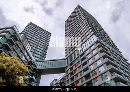 Portlands Place Luxushäuser, Hochhäuser mit Skybridge im East Village London, E20, Get Living London, Stratford, Newham, London. Stockfoto