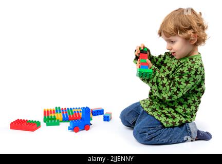 kleine Jungen spielen mit Legosteinen Stockfoto