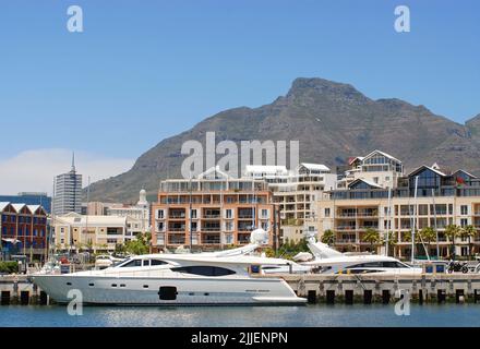 Teure Motoryachten der Hafen von Kapstadt mit neuen Wohnsiedlungen im Hintergrund, Südafrika, Kapstadt Stockfoto