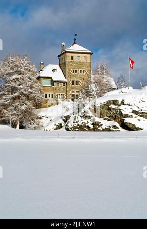 Crap da Sass Schloss in Winterlandschaft, Dorf Surlej, Silvaplanasee, Schweiz, Graubünden, Oberengadin, Silvaplana Surlej Stockfoto