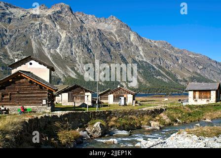 Traditionelles Dorf Isola am Sils See, auch Ziegendorf im Herbst, Schweiz, Graubünden, Engadin, Sils-Maria genannt Stockfoto