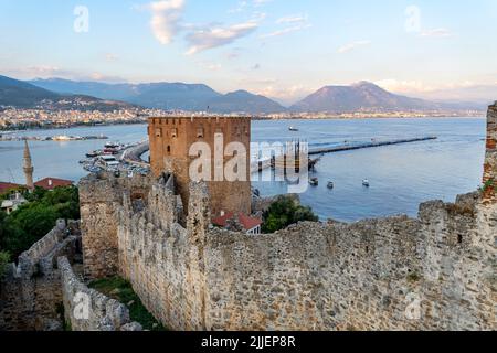 Alanya, Antalya Türkei - 07.02.2022: Nahaufnahme des Roten Turms, der lokal als Kızıl Kule bekannt ist. Stockfoto