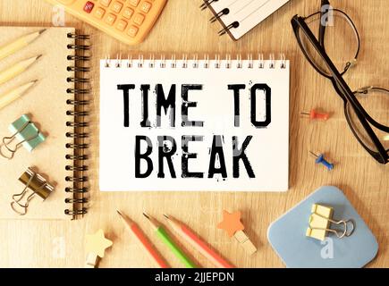 Time to Break Text auf Notizbuchseite geschrieben, Bleistift rechts. Motivierendes Konzeptbild. Stockfoto