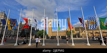 Panoramablick auf Big Ben und Parlamentsgebäude, vom Parlamentsplatz, mit fliegenden Landschaftsflaggen von England, London, England, Großbritannien, W1 Stockfoto