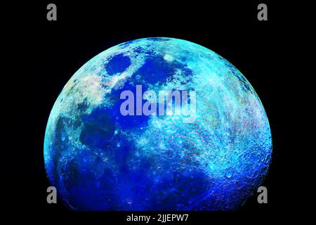 Leuchtender Mond auf dunklem Hintergrund. Elemente dieses Bildes, die von der NASA eingerichtet wurden. Hochwertige Fotos Stockfoto