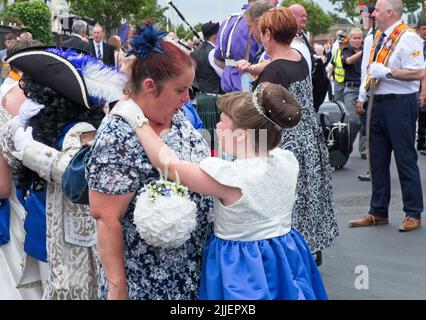 Mutter und aufgeregt Tochter Orange Day Parade !2. Juli Stockfoto