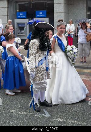 Jugendliche verkleiden sich für die Parade Orange Day Parade !2. Juli Stockfoto