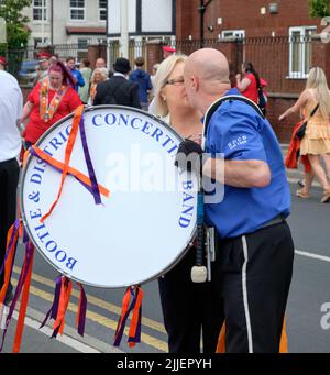 Drummer teilt sich einen Moment Orange Day Parade !2. Juli Stockfoto