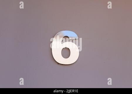 Nummer sechs im Metallplattenformat, mit Kopierraum und Grauton - 6 Stockfoto