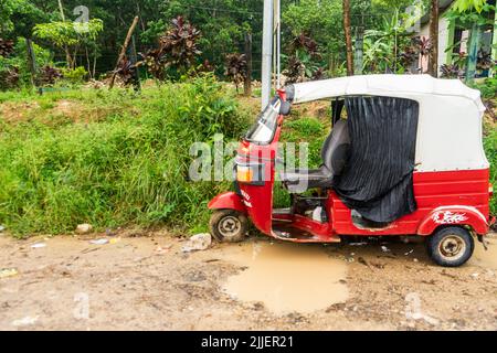 Motorrad-Taxi auf einer Straße in einer ländlichen Gemeinde von El Rama geparkt Stockfoto