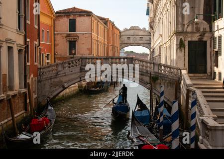 Venedig, Italien, Mai 8. 2022. Ein Gondolier bereitet seine Gondel an einem der Kanäle sehr früh am Morgen vor, wenn die Straßen von Venedig still sind Stockfoto