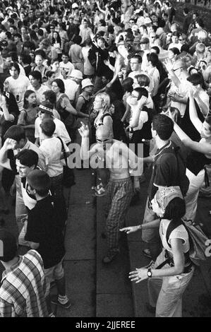 Straßenparade vor dem Denkmal der sowjetischen Armee, Sofia, Bulgarien, 2004 Stockfoto