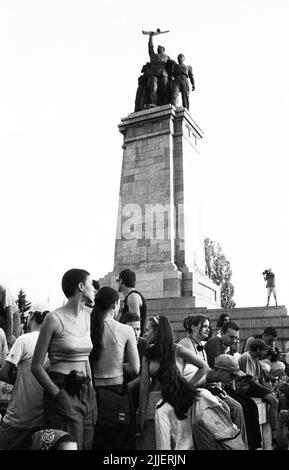 Straßenparade vor dem Denkmal der sowjetischen Armee, Sofia, Bulgarien, 2004 Stockfoto