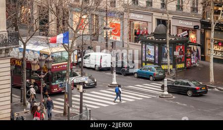 Straßenszene Paris, Frankreich im Winter Stockfoto