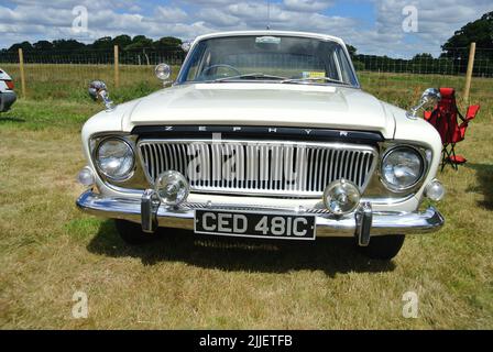 Ein Ford Zehyr 4 aus dem Jahr 1965 wurde auf der Oldtimer-Ausstellung 47. in Powderham, Devon, England, Großbritannien, ausgestellt. Stockfoto