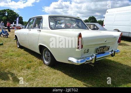 Ein Ford Zehyr 4 aus dem Jahr 1965 wurde auf der Oldtimer-Ausstellung 47. in Powderham, Devon, England, Großbritannien, ausgestellt. Stockfoto