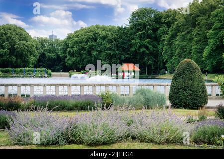 Deutschland, Köln, Teich am Bluecher Park in der Stadt Bezirke