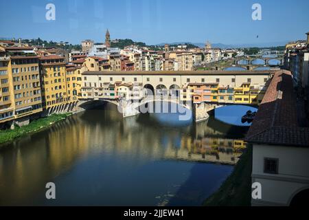 Blick über den Fluss Arno auf die Ponte Vecchio von der obersten Etage der Uffizien in Florenz Italien Stockfoto