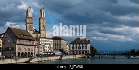 Der Panoramablick auf die Grossmünster-Kirche und die Münsterbrücke über die Limmat, Zürich, Schweiz Stockfoto