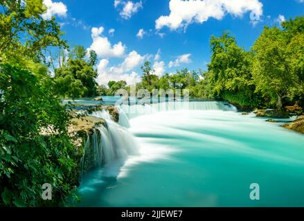 Langzeitbelichtung Weitwinkel Panoramaficht auf den Manavgat Wasserfall in Antalya. Selektiver Fokus. Stockfoto