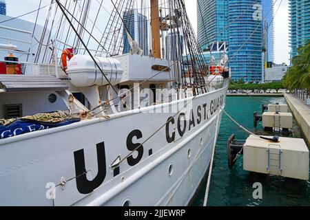 MIAMI BEACH, FL -18. MAI 2022- Blick auf das USCGC Barque Eagle-Boot, ein hohes Schiff der US-Küstenwache im Hafen von Miami, Florida, USA. Stockfoto