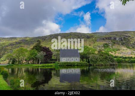 Gougane Barra, Co. Cork, Irland: Oratorium aus dem 19.. Jahrhundert, erbaut auf einer kleinen Insel im Gougane Lake, einem malerischen Tal in den Shehy Mountains. Stockfoto