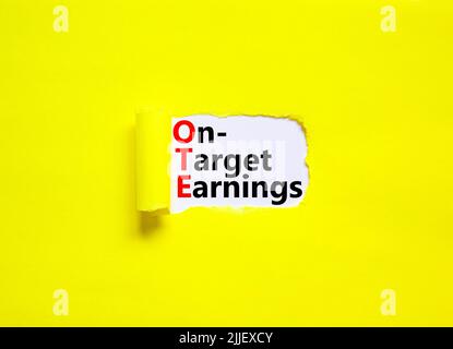 OTE-Symbol für die angestrebten Gewinne. Das Konzept formuliert die Zielgewinne des OTE auf einem Weißbuch auf einem schönen gelben Hintergrund. Geschäft und OTE auf Zielvorgabe Stockfoto