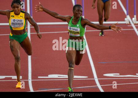 Eugene, Oregon. Am 24. Juli 2022 holt Tobi AMUSAN aus Nigeria Gold im Finale der 100-Meter-Hürden während der Leichtathletik-Weltmeisterschaften am 24. Juli 2022 in Eugene, Oregon. Quelle: SCS/Erik van Leeuwen/AFLO/Alamy Live News Stockfoto