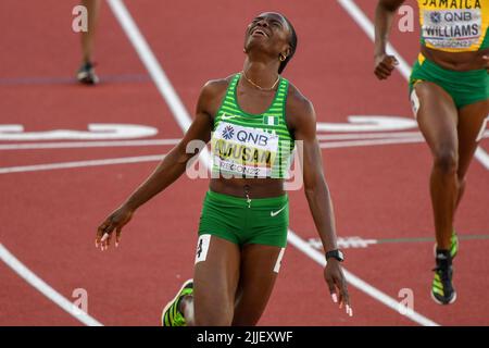 Eugene, Oregon. Am 24. Juli 2022 holt Tobi AMUSAN aus Nigeria Gold im Finale der 100-Meter-Hürden während der Leichtathletik-Weltmeisterschaften am 24. Juli 2022 in Eugene, Oregon. Quelle: SCS/Erik van Leeuwen/AFLO/Alamy Live News Stockfoto