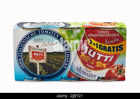 WETZLAR; DEUTSCHLAND 2022-07-14: MUTTI (Tomatenmark) aus Mutti. Mutti - Industria Conserve Alimentari ist ein italienisches Unternehmen, das sich auf Preserve spezialisiert hat Stockfoto
