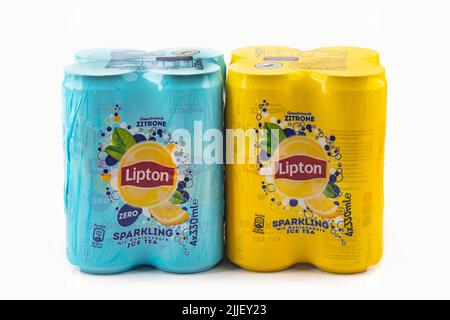 WETZLAR; DEUTSCHLAND 2022-07-14: LIPTON-EISTEE AUS DER DOSE. Lipton Ice Tea Drink in einer Dose isoliert auf weißem Hintergrund. Lipton Ice Tea ist eine Marke, die von Lipt verkauft wird Stockfoto