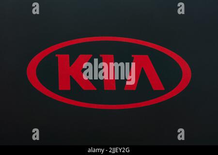 WETZLAR, DEUTSCHLAND 2022-07-14: KIA-LOGO. Kia Motors ist der zweitgrößte Automobilhersteller Südkoreas. Stockfoto