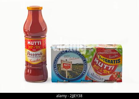 WETZLAR; DEUTSCHLAND 2022-07-14: MUTTI (Tomatenmark) aus Mutti. Mutti - Industria Conserve Alimentari ist ein italienisches Unternehmen, das sich auf Preserve spezialisiert hat Stockfoto