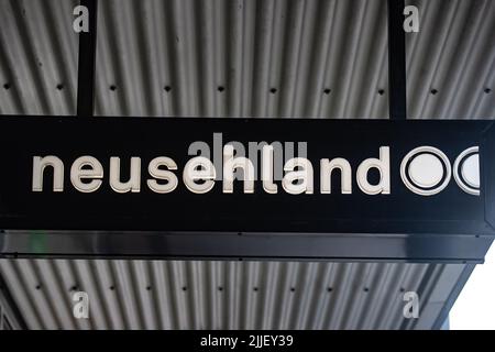 WETZLAR, DEUTSCHLAND 2022-04-23: NEUSEELAND-LOGO. Fielmann Store. NEUSEHLAND ist die größte optische Kette in Europa. Stockfoto