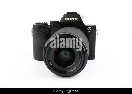 WETZLAR, DEUTSCHLAND - 2022-05-04: Spiegellose Kamera Alpha - A7 von SONY. Stockfoto