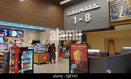 Kirkland, WA USA - ca. Oktober 2021: Blick auf das Innere eines Cinemark-Kinos Stockfoto