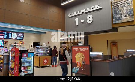 Kirkland, WA USA - ca. Oktober 2021: Blick auf das Innere eines Cinemark-Kinos Stockfoto