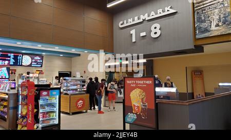 Kirkland, WA USA - ca. Oktober 2021: Blick auf das Innere eines Cinemark-Kinos Stockfoto