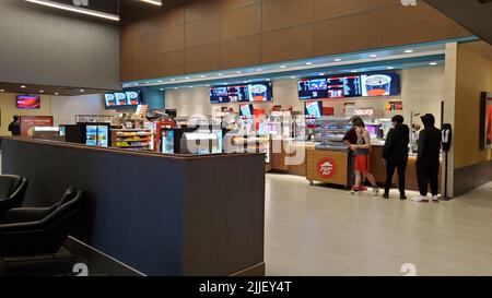 Kirkland, WA USA - ca. Oktober 2021: Blick auf das Innere eines Cinemark-Kinos. Stockfoto