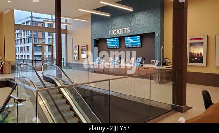 Kirkland, WA USA - ca. Oktober 2021: Blick auf das Innere eines Cinemark-Kinos Stockfoto