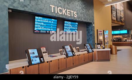 Kirkland, WA USA - ca. Oktober 2021: Blick auf das Innere eines Cinemark-Kinos Stockfoto