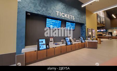 Kirkland, WA USA - ca. Oktober 2021: Blick auf das Innere eines Cinemark-Kinos Stockfoto