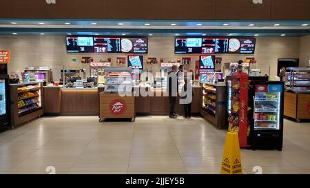 Kirkland, WA USA - ca. Oktober 2021: Blick auf das Innere eines Cinemark-Kinos Stockfoto