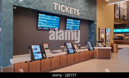 Kirkland, WA USA - ca. Oktober 2021: Blick auf das Innere eines Cinemark-Kinos Stockfoto