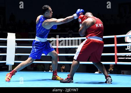 Kuwait, Kuwait. 25.. Juli 2022. Aihemaiti Maimaiti aus China (L) kämpft beim ersten Kuwait International Boxing Championship in Mubarak Al-Kabeer Governorate, Kuwait, 25. Juli 2022 im Finale der Männer 92kg gegen Alanzi Abdulahraman aus Kuwait. Kredit: Ghazy Qaffaf/Xinhua/Alamy Live Nachrichten Stockfoto