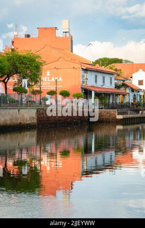 MELAKA, MALAYSIA - 12. Juni 2022: Gebäude entlang des Flusses Melaka. Die Stadt Melaka ist ein UNESCO-Weltkulturerbe. Stockfoto