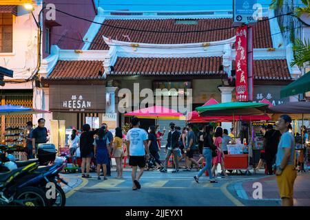 MELAKA, MALAYSIA - 11. Juni 2022: Jonker Walk Nachtmarkt in Melaka. Die Stadt Melaka ist ein UNESCO-Weltkulturerbe. Stockfoto