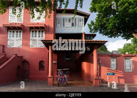 MELAKA, MALAYSIA - 12. Juni 2022: Stadthuys auf dem Niederländischen Platz in Melaka. Melaka ist ein UNESCO-Weltkulturerbe. Stockfoto