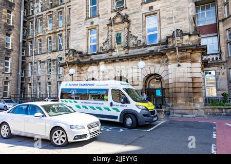 Der Krankenwagen parkte vor dem Haupteingang des Glasgow Royal Infirmary Hospitals in Glasgow, Schottland, Großbritannien, Europa Stockfoto